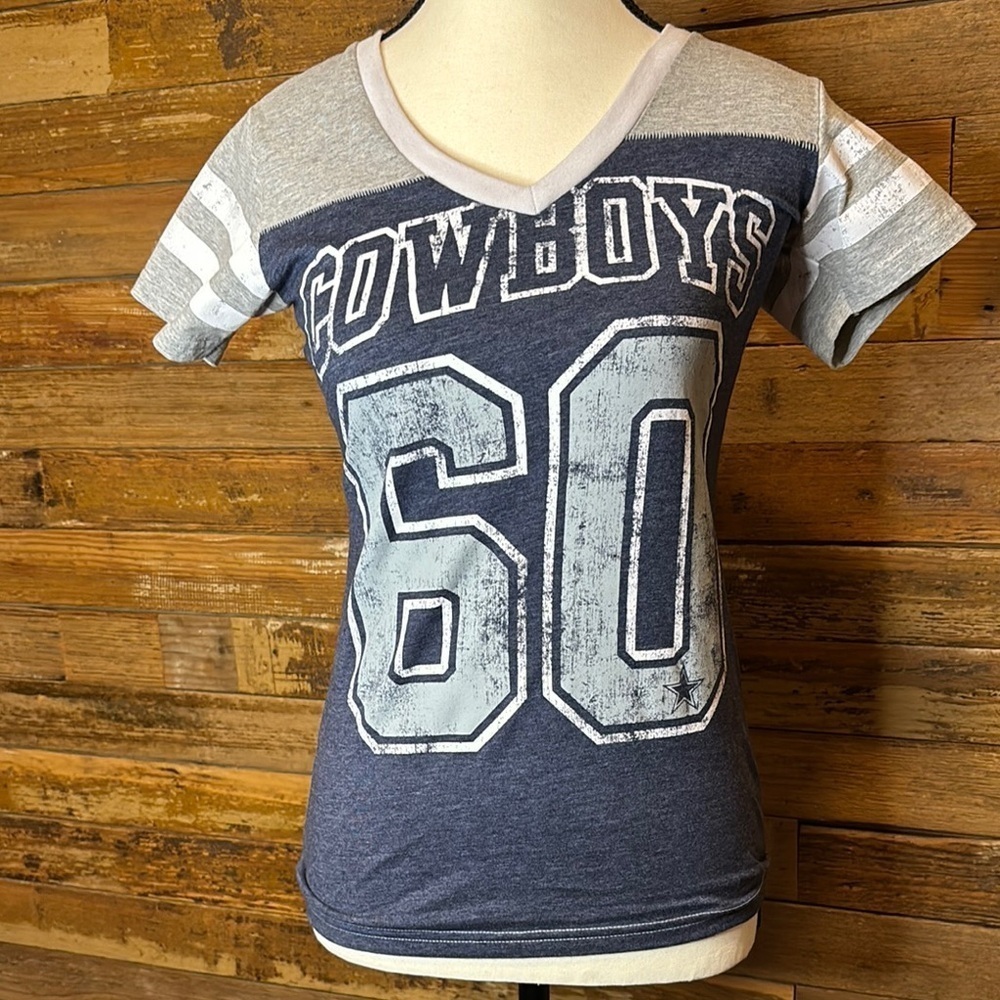 Cowboys women’s Small Blue and Gray V-Neck Shirt